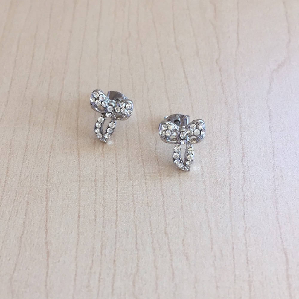 Silver bow earrings